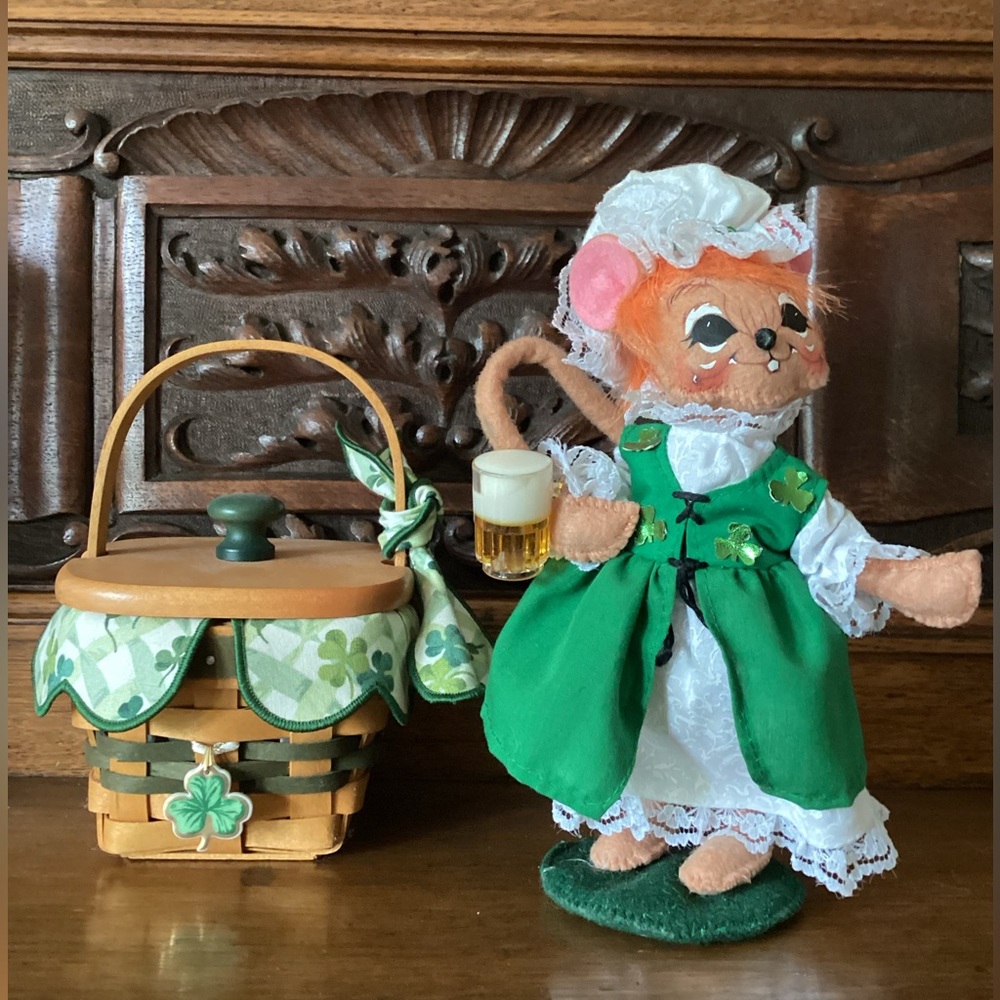 Annalee Mobillitee Strange Felt Doll☘️🍺St. Patrick’s Day Irish Pub Girl.